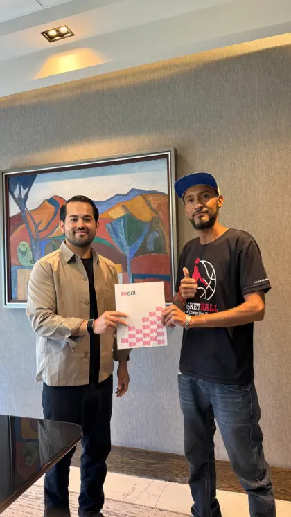Cliente y asesor de Casas DEAL con la carpeta de firma.