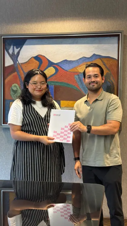 Clienta y equipo de Casas DEAL el día de la firma.
