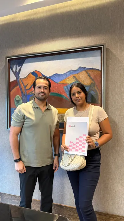Cliente de Casas DEAL con su carpeta de firma.