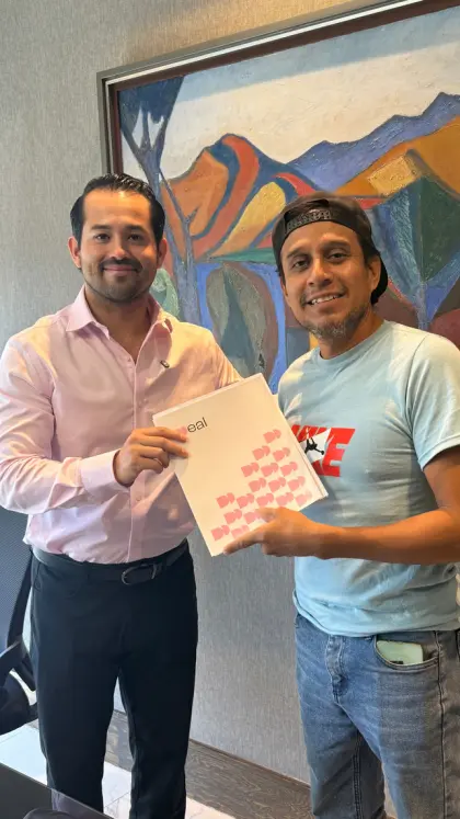 Clienta de Casas DEAL con su carpeta de firma.