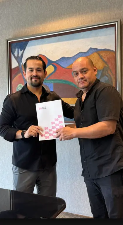 Cliente de Casas DEAL el día de la firma.